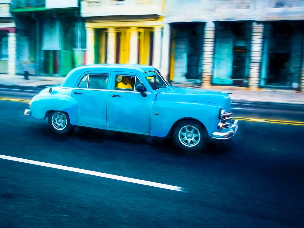 Blaues Auto in Havanna