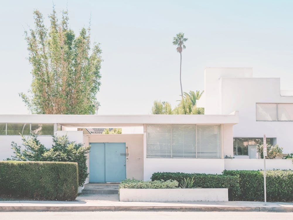 Los Angeles, USA I Californian midcentury modern white architecture for geometric minimalist house photography from Palm Springs with its palm trees home and colorful blue door to sunny Hollywood or Beverly Hills