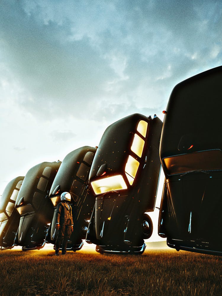 véhicules futuristes assis au sommet d’un champ couvert d’herbe.