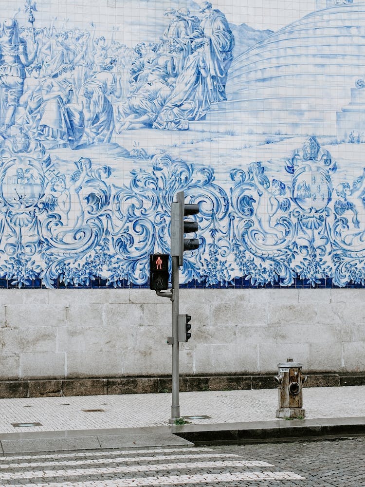 Red light with stunning art background, Porto