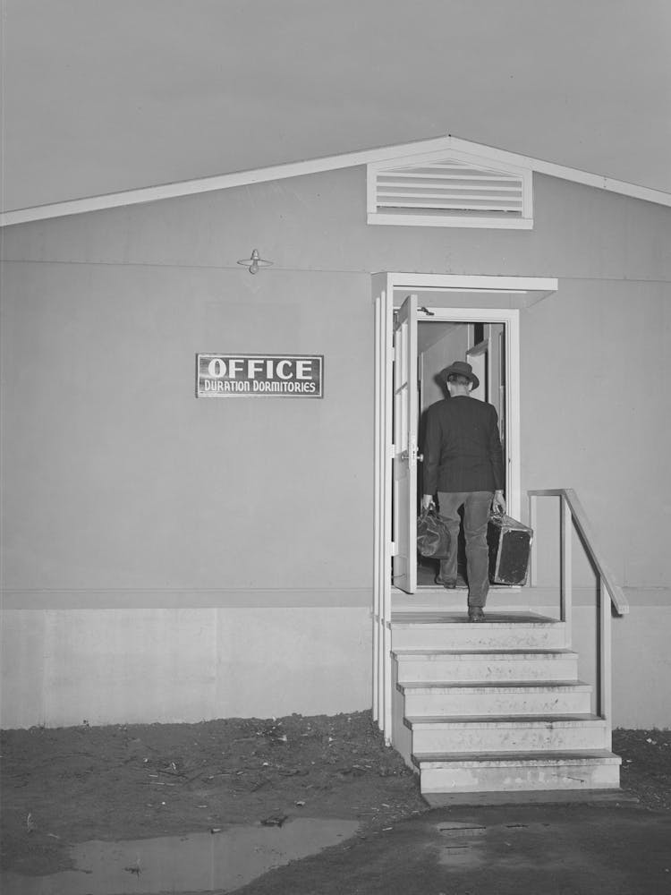 Untitled Photo, Possibly Related To Workman At The Navy Shipywards Arrives At The Fsa (Farm Security