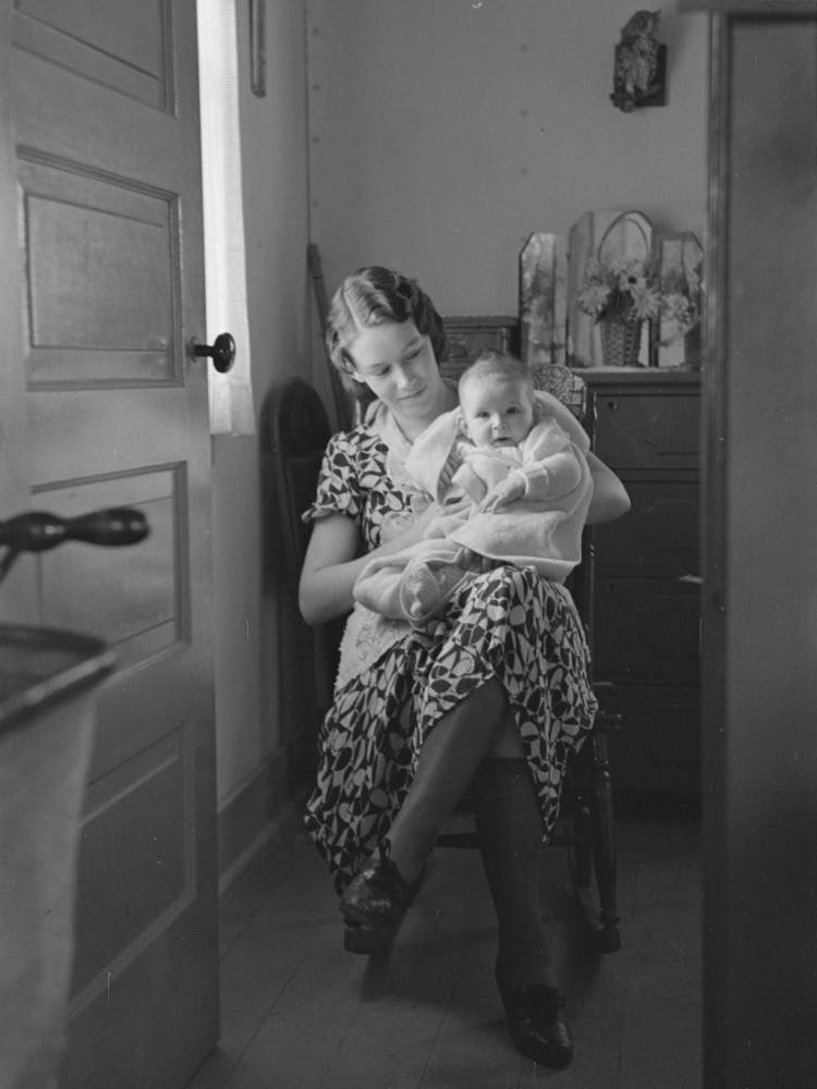 Unbetiteltes Foto, möglicherweise bezogen auf Kind auf dem Schoß der Mutter beim Zeitungslesen, Nissenhütte bei Dicken