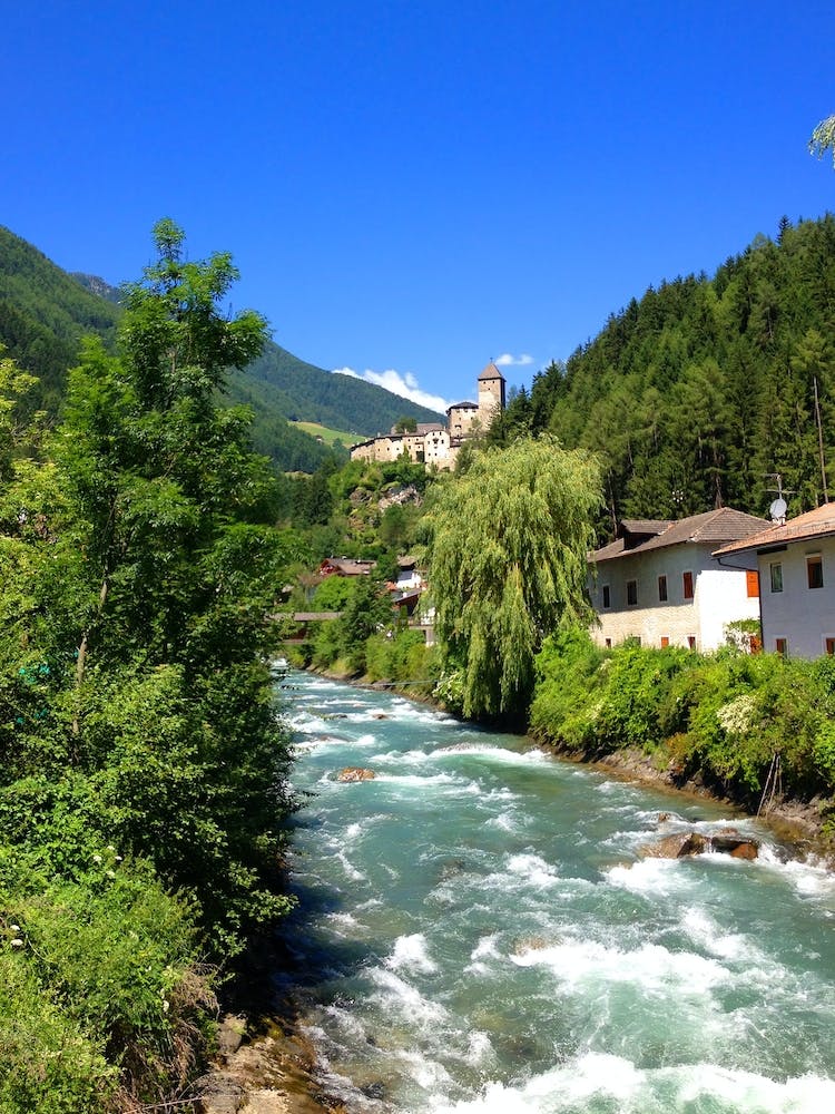 Fluss in den Alpen