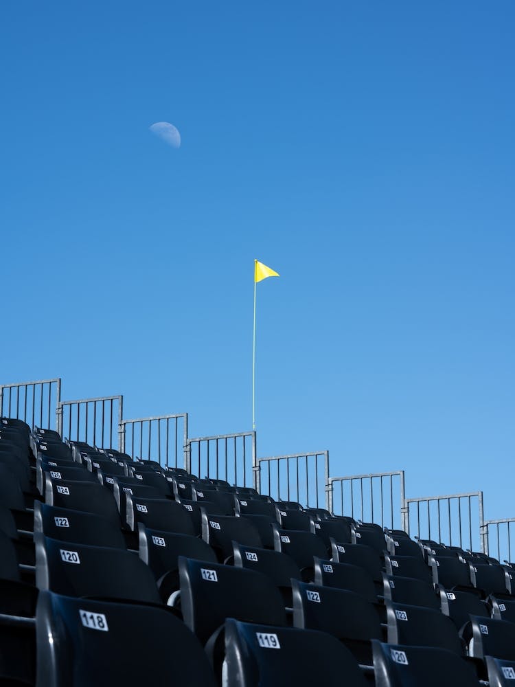 Minimalistische Tribüne Circuit Zandvoort mit einem Mond