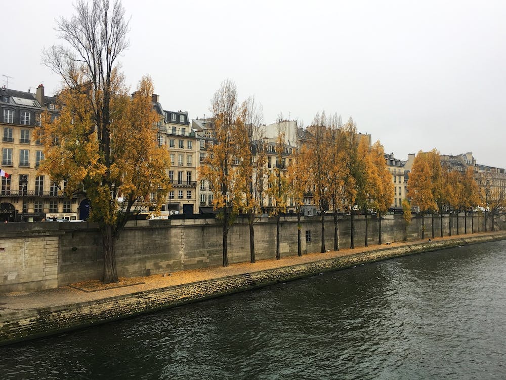 Paris und die Seine im Herbst