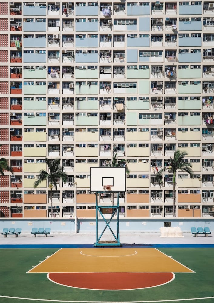 Farbenfroher Basketballplatz in Hong Kong