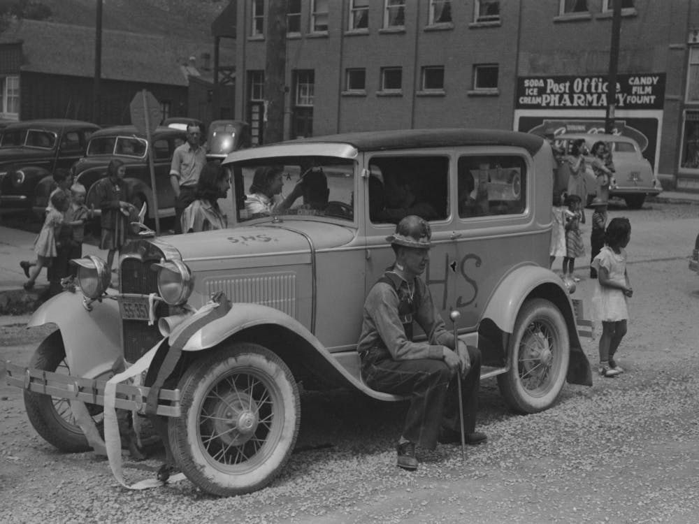 Bergleute sitzen auf geschmücktem Auto während der Labor Day Feier, Silverton, Colorado von Russell Lee