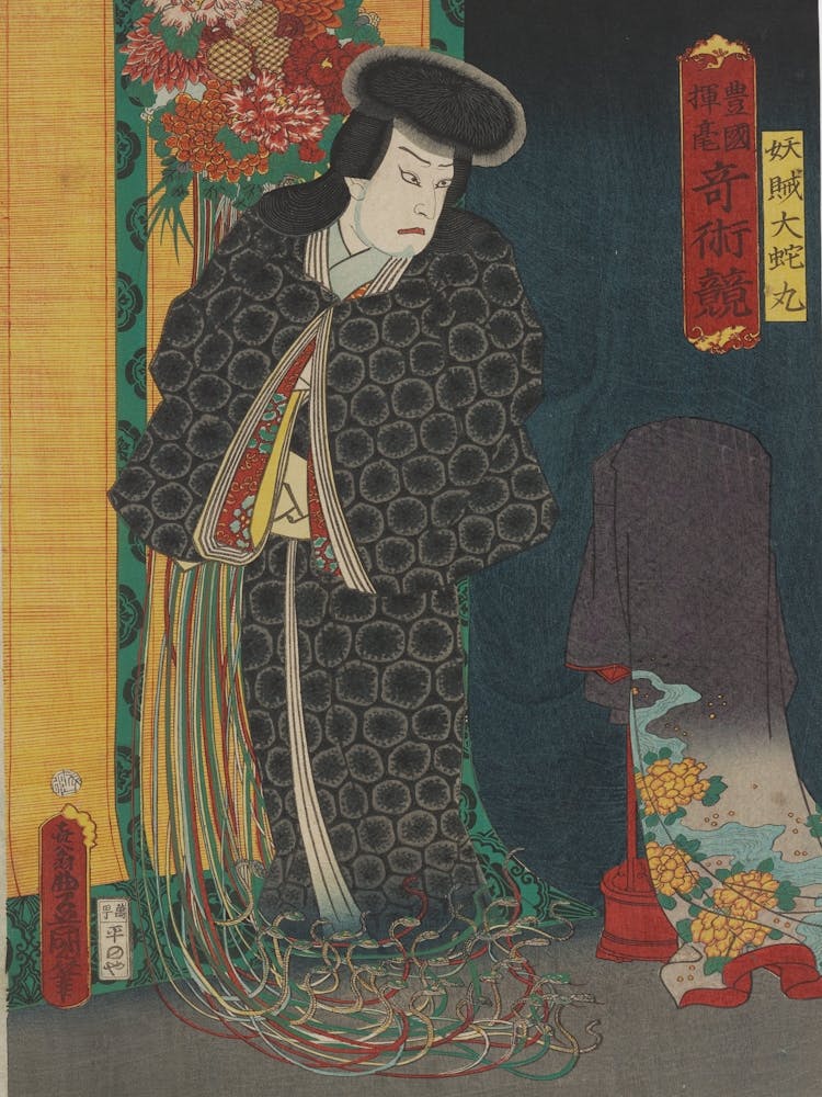 Stehende Figur in einem schwarzen Kimono mit rundem Muster; Floralem Wandbehang hinter dem Kopf der Figur mit langen Bändern