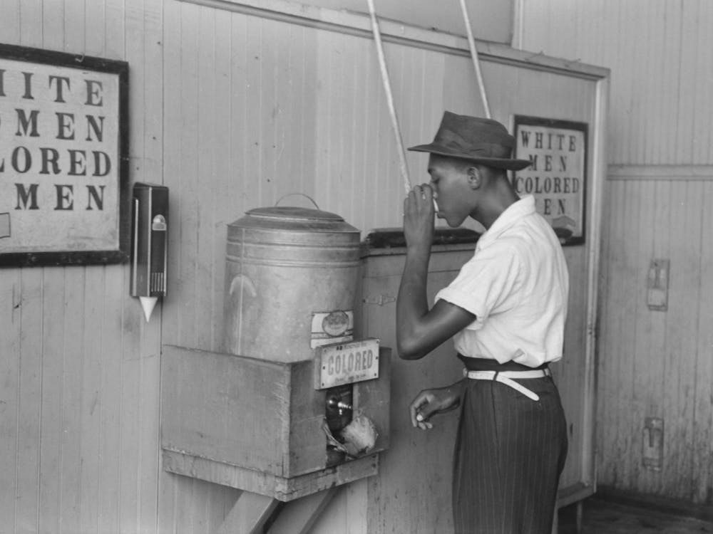 Drinking At Colored Water Cooler In Streetcar Terminal, Oklahoma City, Oklahoma von Russell Lee