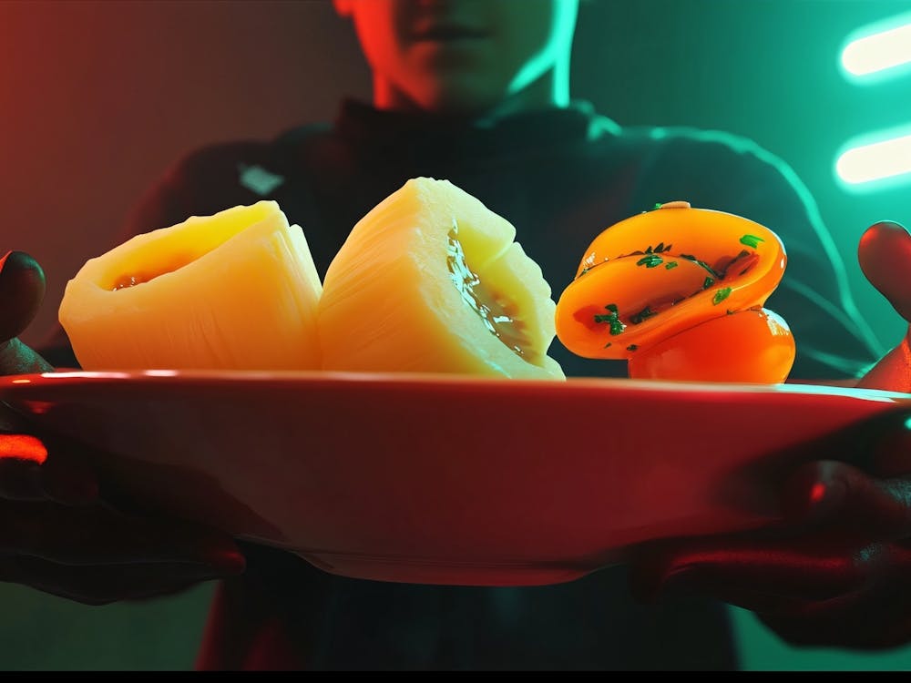 Mann hält einen Teller Essen