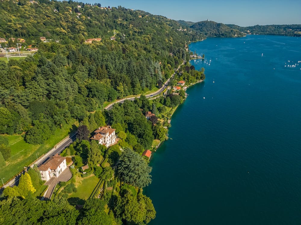 Villas au bord du lac en Italie. Lac d'Orta. Italie. Photographie aérienne.