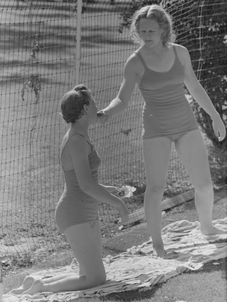 Sun Bathers At The Park Swimming Pool, Caldwell, Idaho Par Russell Lee