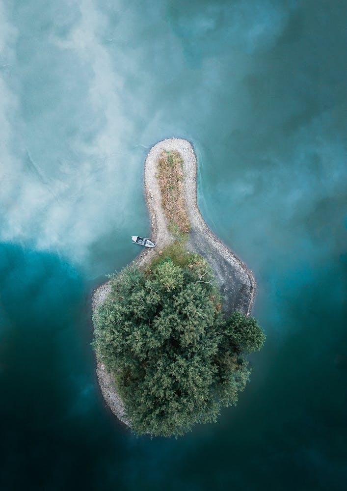 Île pouce levé dans un lac