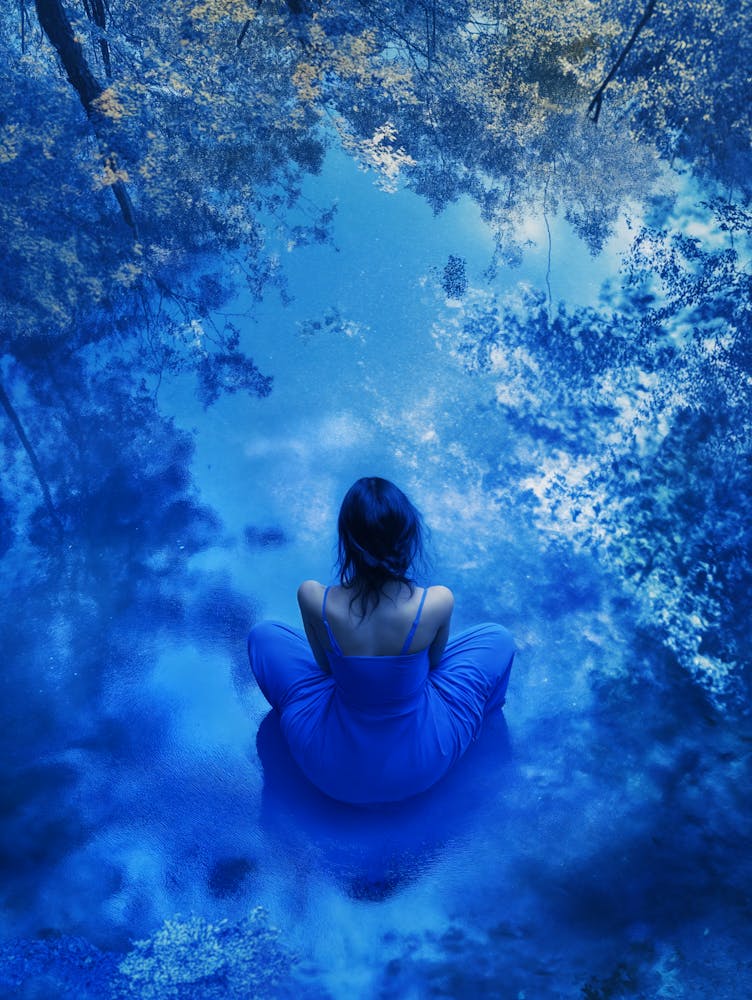 Meditation, Frau in einem blauen Kleid
