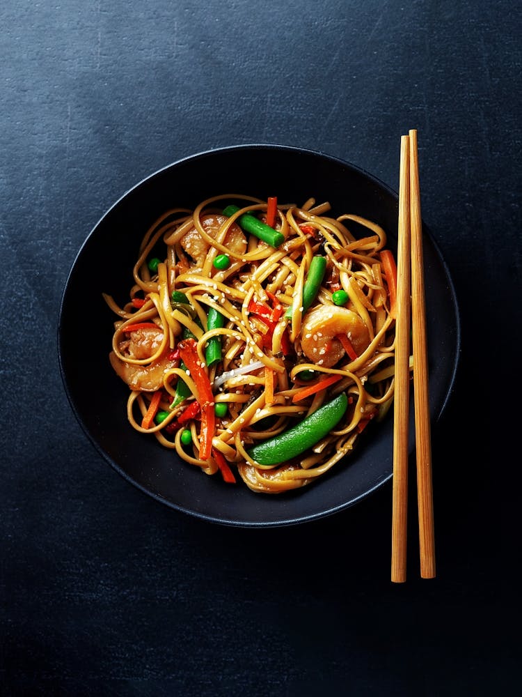 Noodles with prawns vegetables — Food kitchen poster/blackboard, photo art