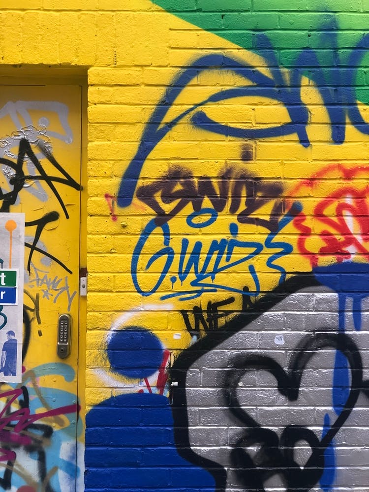 Mur de Briques Jaune Graffiti