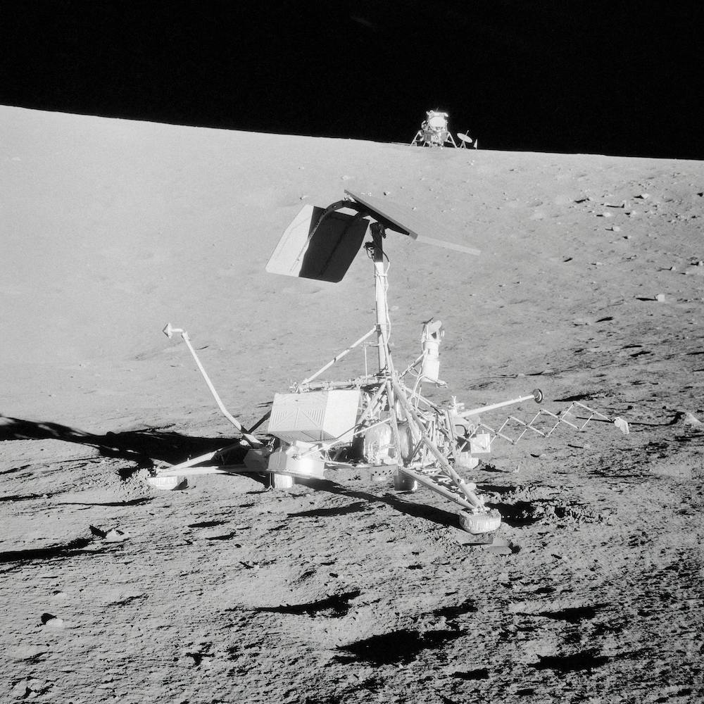 Cette Vue Inhabituelle Montre Deux Engins Spatiaux Nasa À La Surface De La Lune, 20 Nov