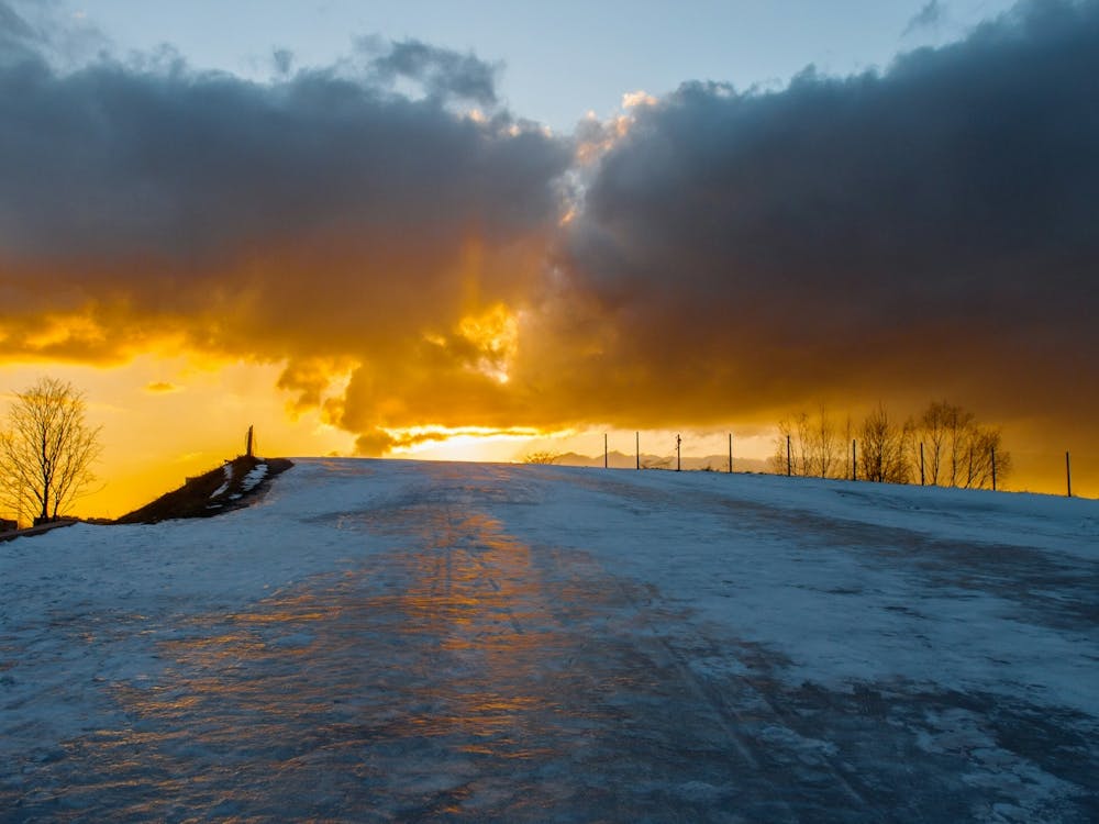 Sonnenuntergang über einem gefrorenen See