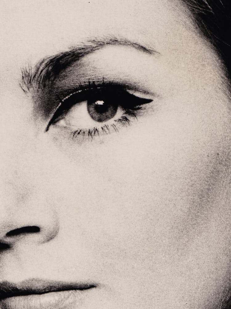 Portrait d'œil féminin noir et blanc