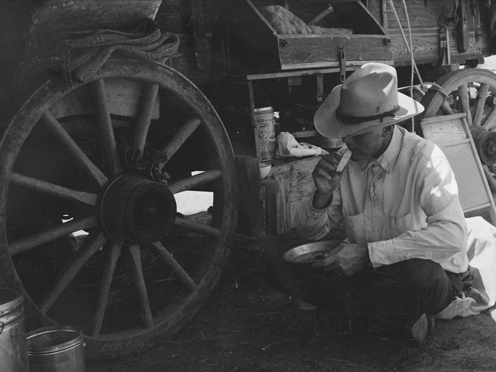 Photo sans titre, potentiellement liée à un cowboy dînant près du chariot de cuisine du ranch SMS près de Spur