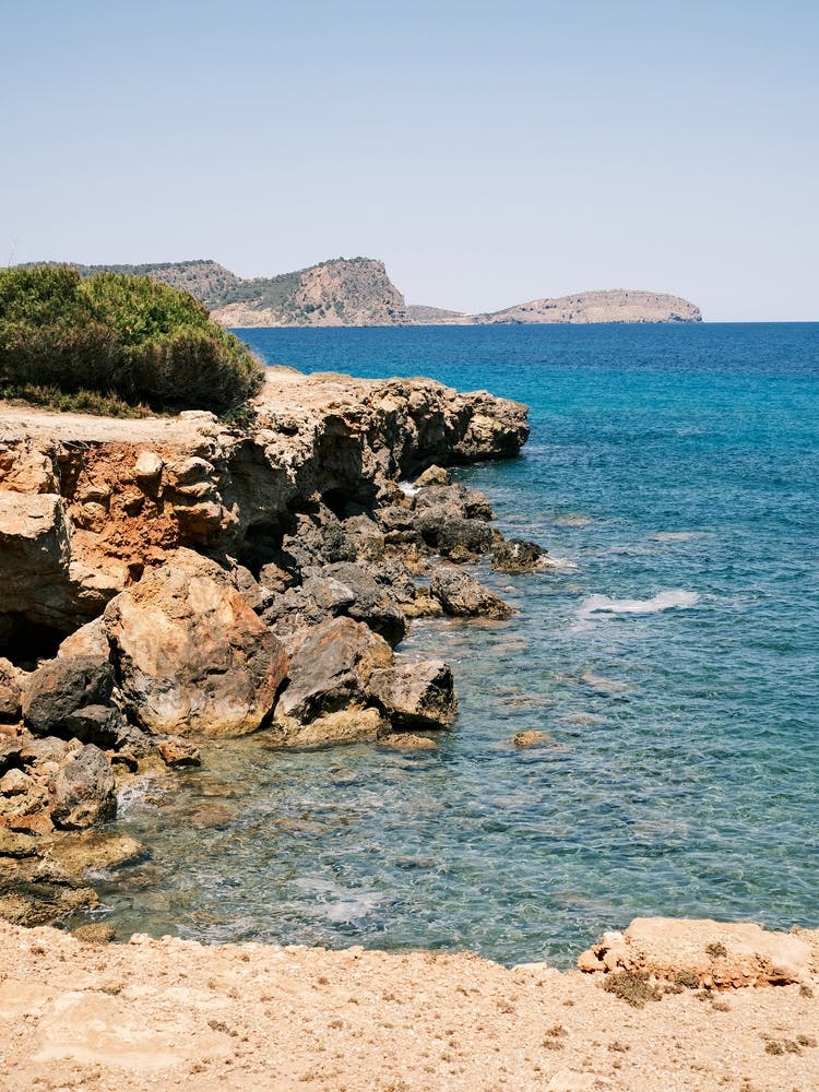 Felsige Küste & Blaues Meer // Ibiza Natur- & Reisefotografie