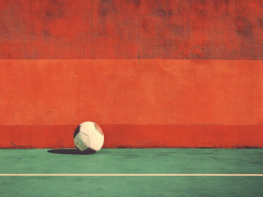Fußball vor roter Wand