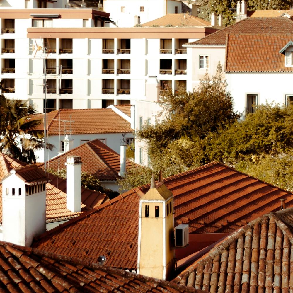 Terrakotta-Dächer von Sintra, Portugal Farbige Reise- und Architekturfotografie Quadratisch