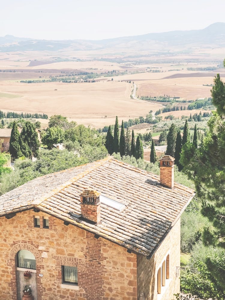 Tuscany, Italy I Vue panoramique pittoresque depuis Pienza avec champs dorés, cyprès, ferme rustique sous une chaude lumière d'été pour une photographie de paysage rural rustique authentique pour la dolce vita