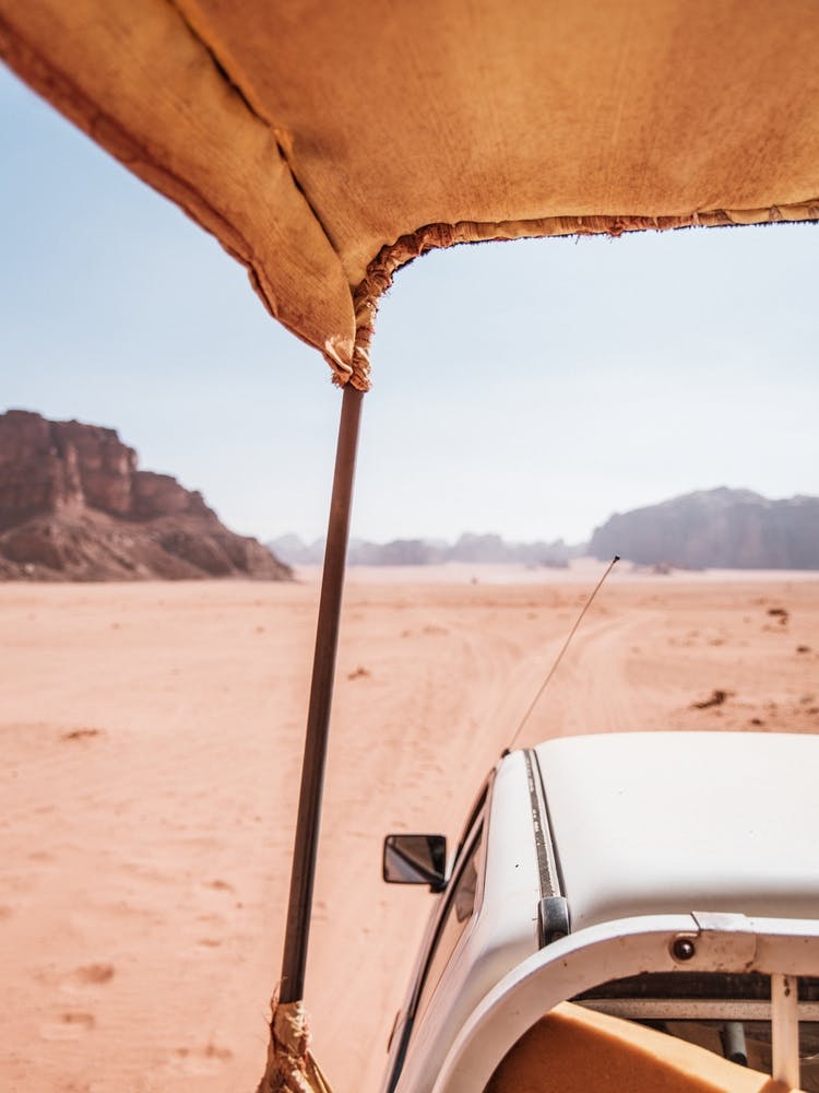 Wadi Rum Tour mit dem 4x4-Geländewagen in der Wüste Jordaniens
