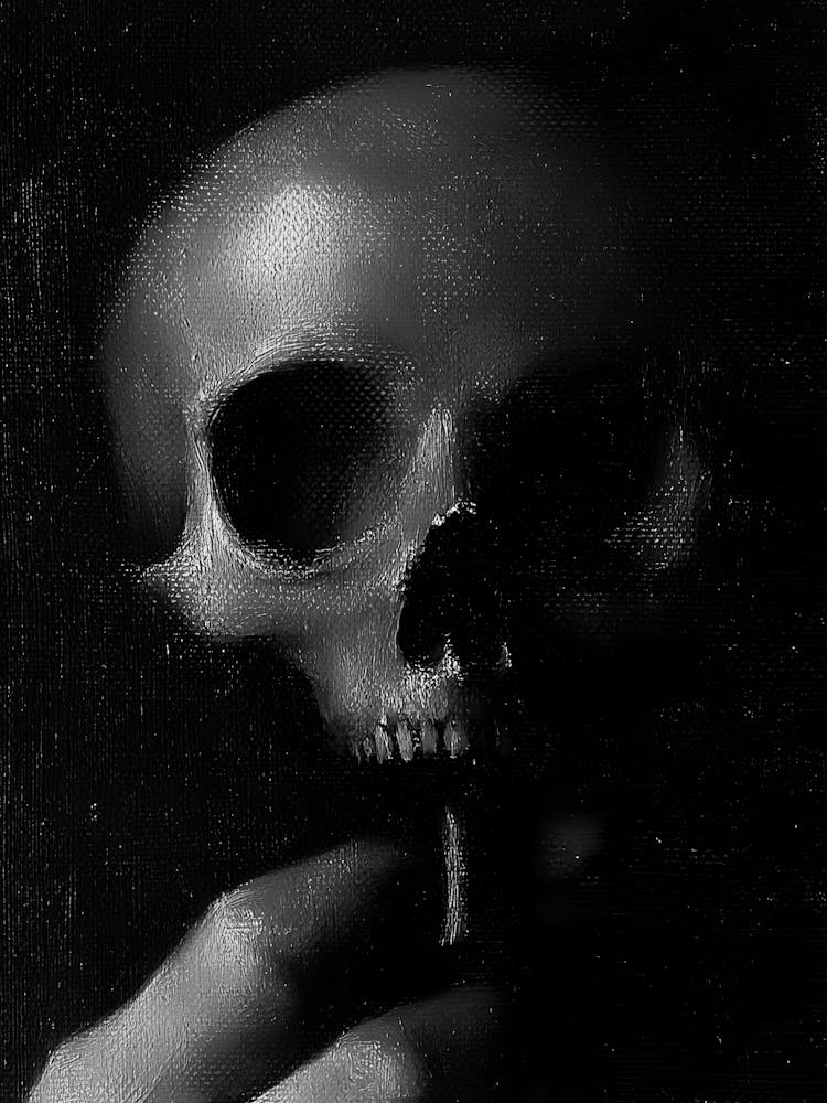 Hand hält einen Totenkopf