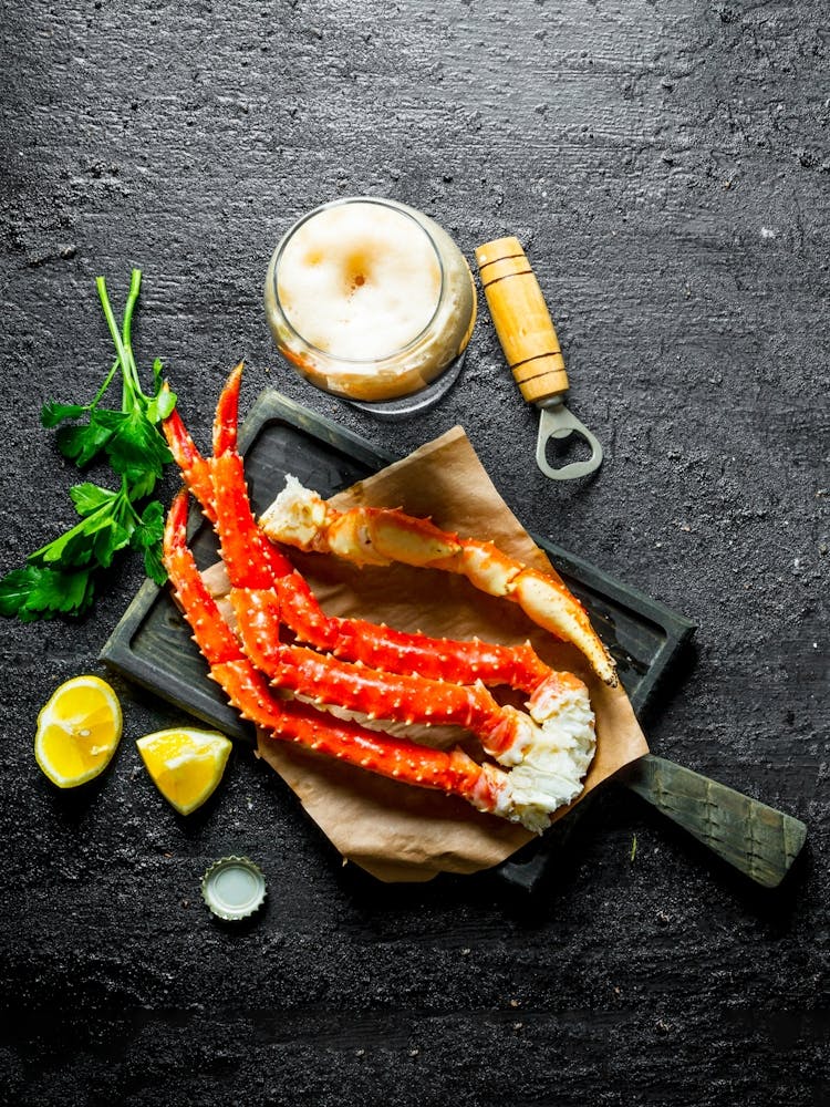 Beer with crab, parsley and lemon slices — Food kitchen poster/blackboard, photo art