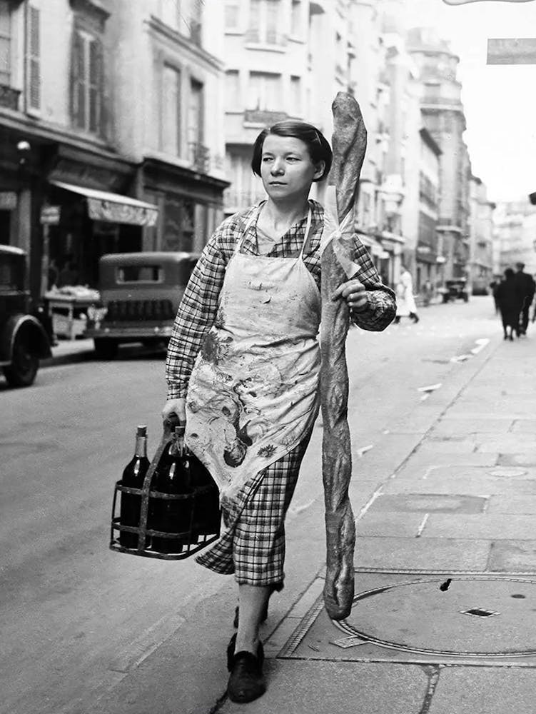 Femme Française Avec Baguette