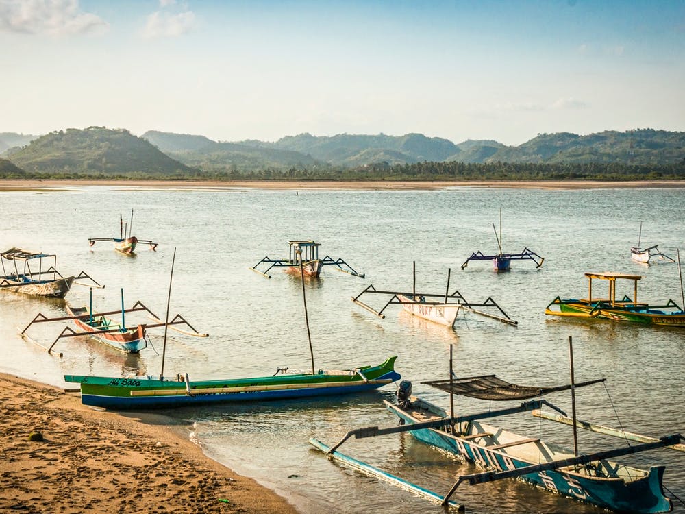 Petits bateaux de pêche sur la plage