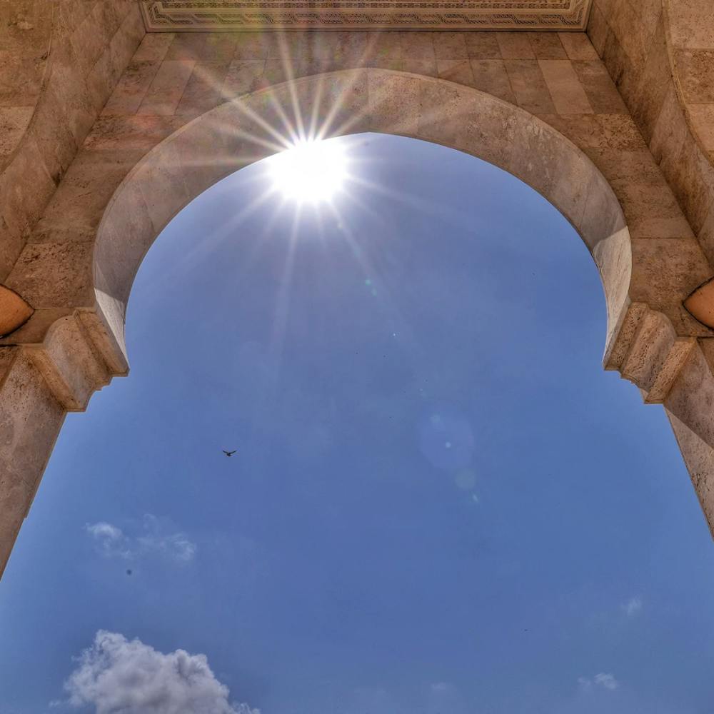 Soleil Brillant À Travers Les Arches