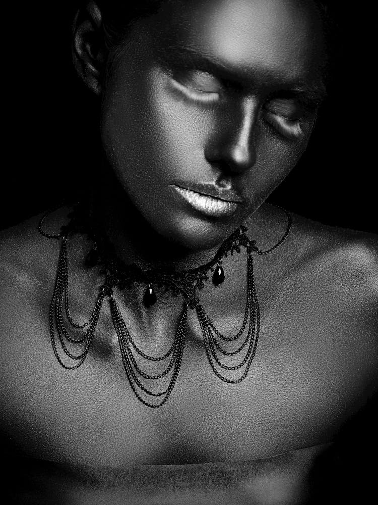 Portrait en Noir et Blanc d'une Femme 27