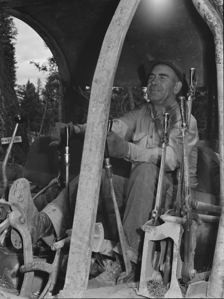 Grant County, Oregon, Malheur National Forest, Opérateur de Tracteur Caterpillar dans les Opérations Forestières par Russell Lee