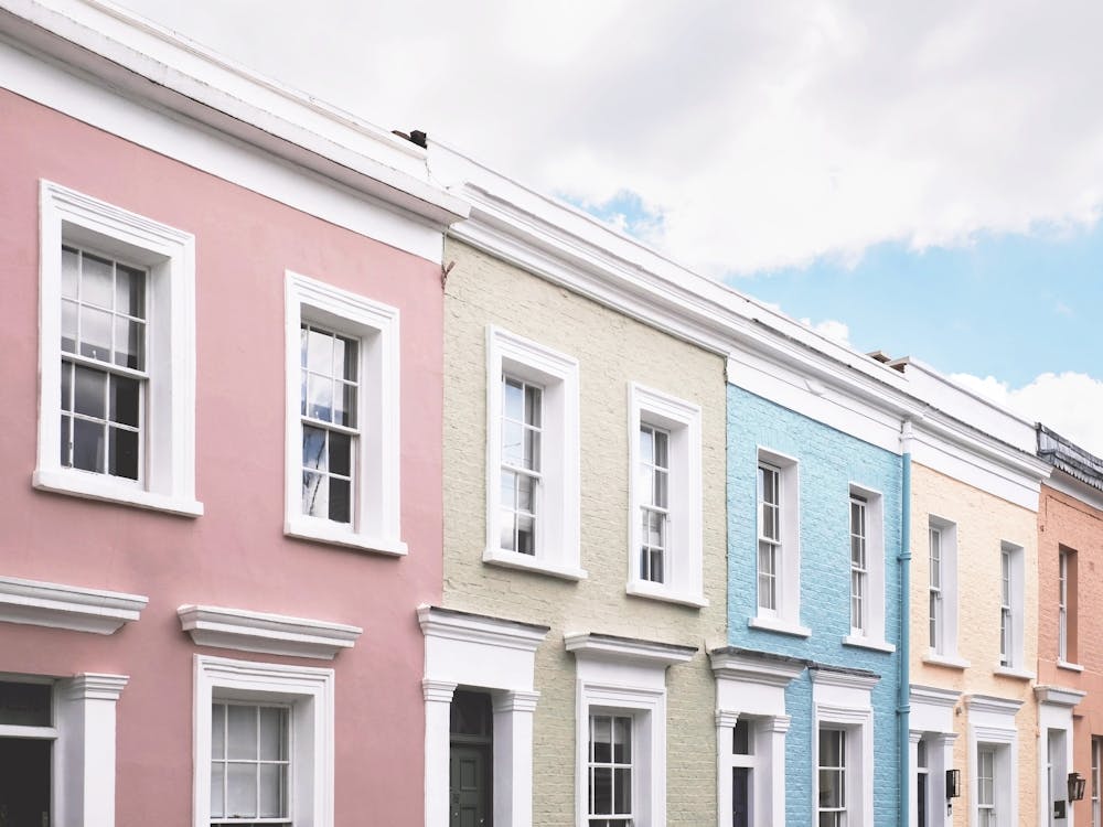 London, England I Fassaden pastellfarbener Häuser in Notting Hill mit seiner emblematischen Architektur, viktorianischem britischem Charme und retro Vintage-Ästhetik im Londoner Sonnenlicht mit minimalistischer geometrischer Fotografie