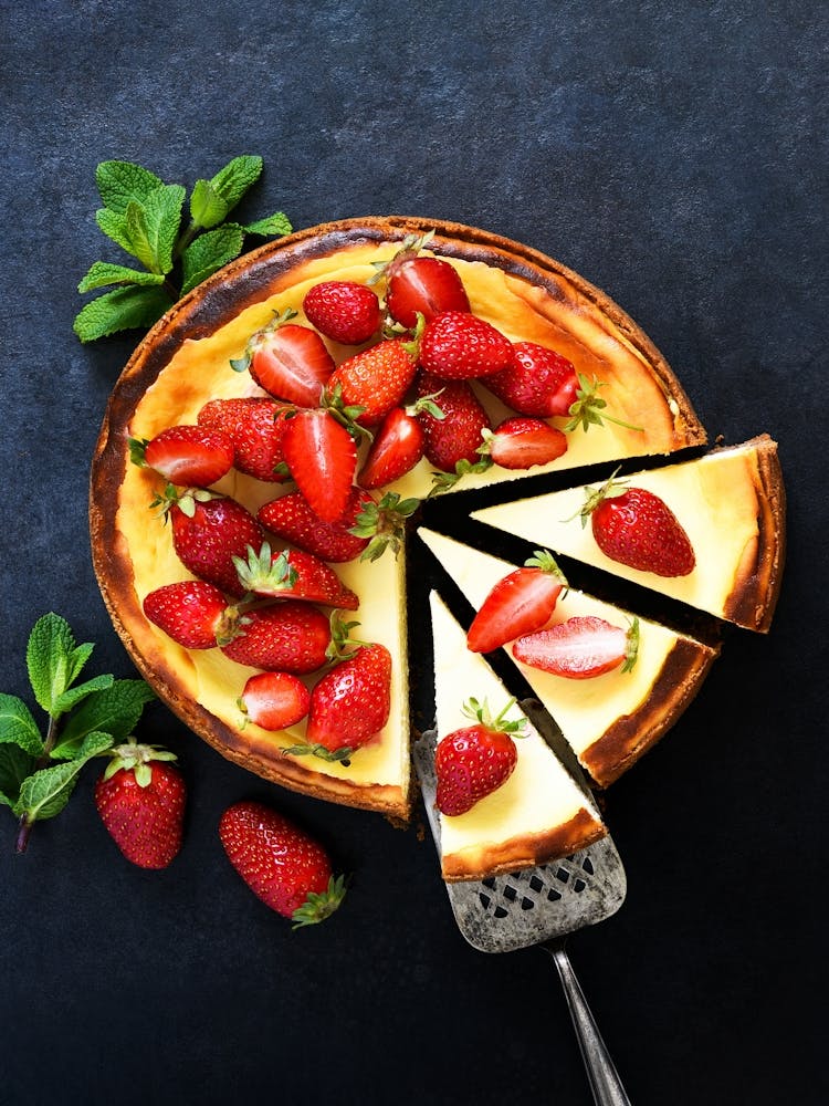 Vanilla cheesecake with strawberries — Food kitchen poster/blackboard, photo art