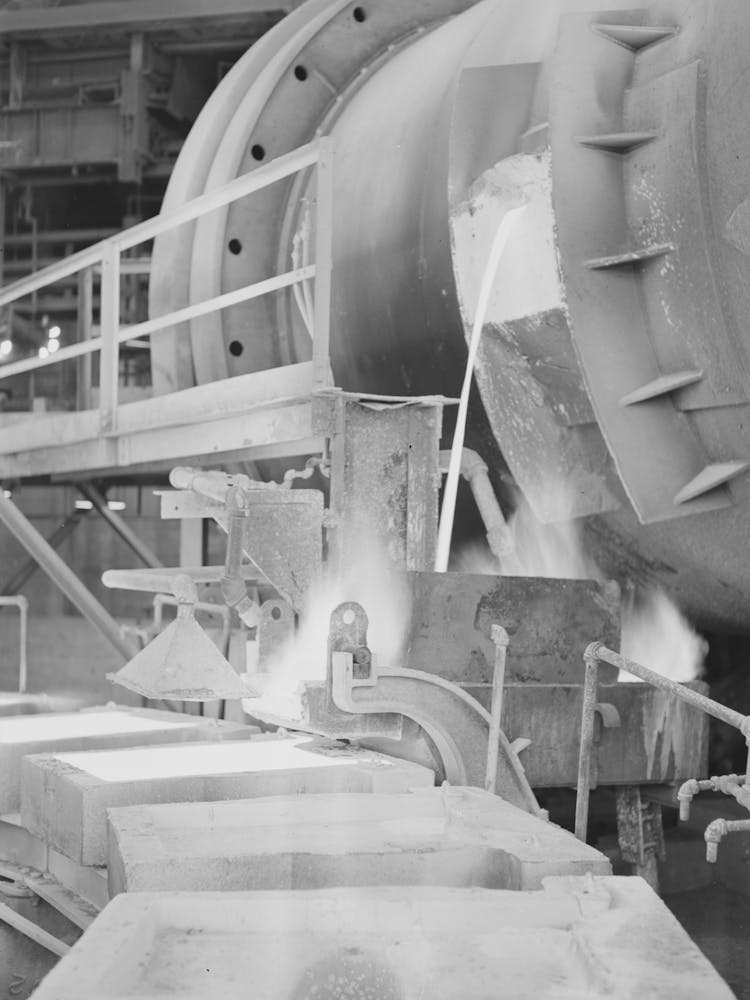 Anaconda Smelter, Montana, Anaconda Copper Mining Company, Gießen von Kupferanoden aus dem Raffinierofen