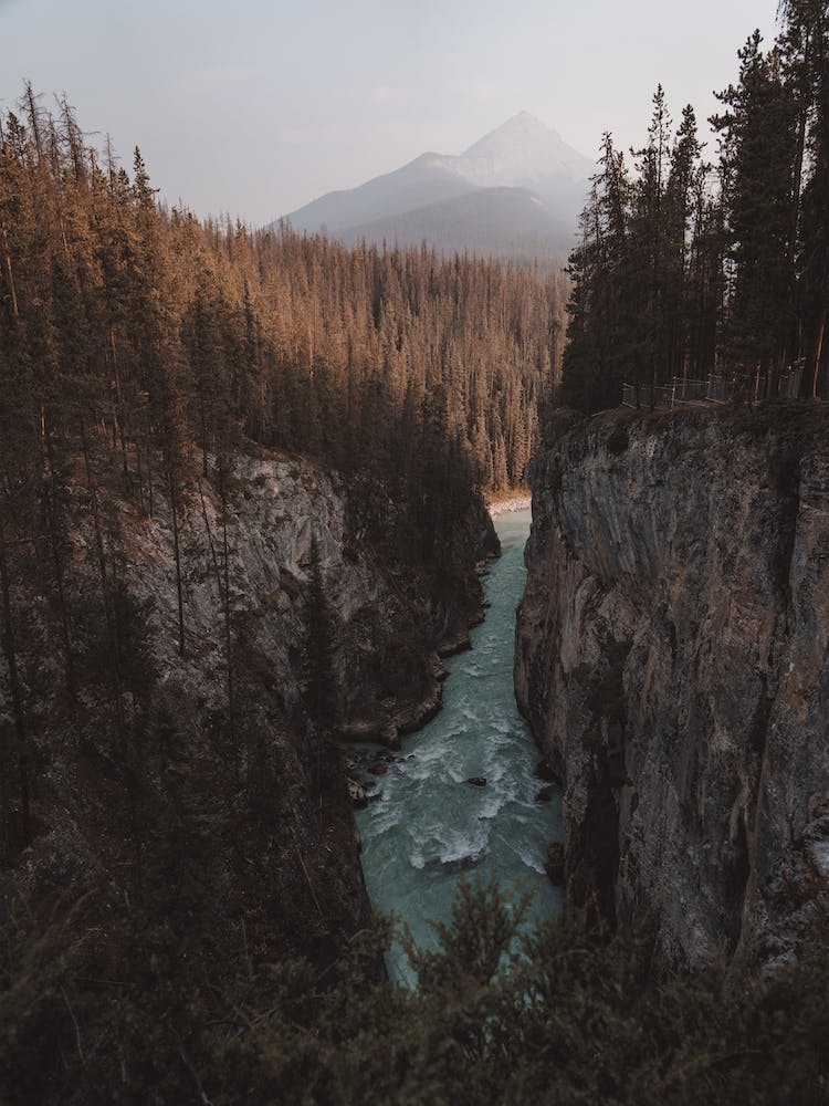 Klippen entlang des Flusses