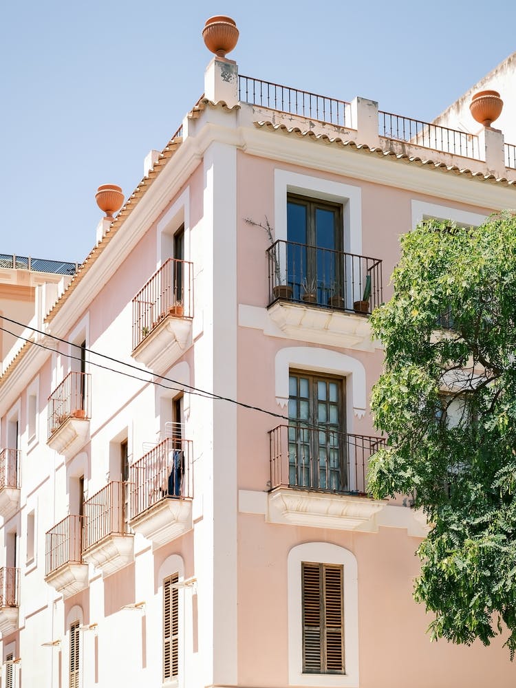 Pink house in Eivissa // Ibiza Travel Photography