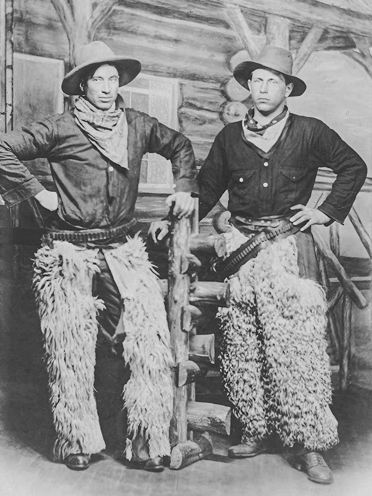 Zwei Cowboys mit Chaps, Western-Ästhetik, Vintage Schwarz-Weiß-Altfoto