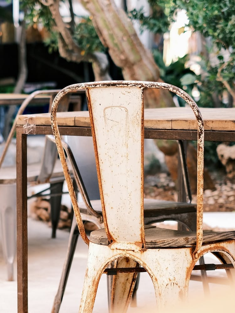 Chaise Métal Vintage sur une Terrasse // Photographie de Voyage Ibiza