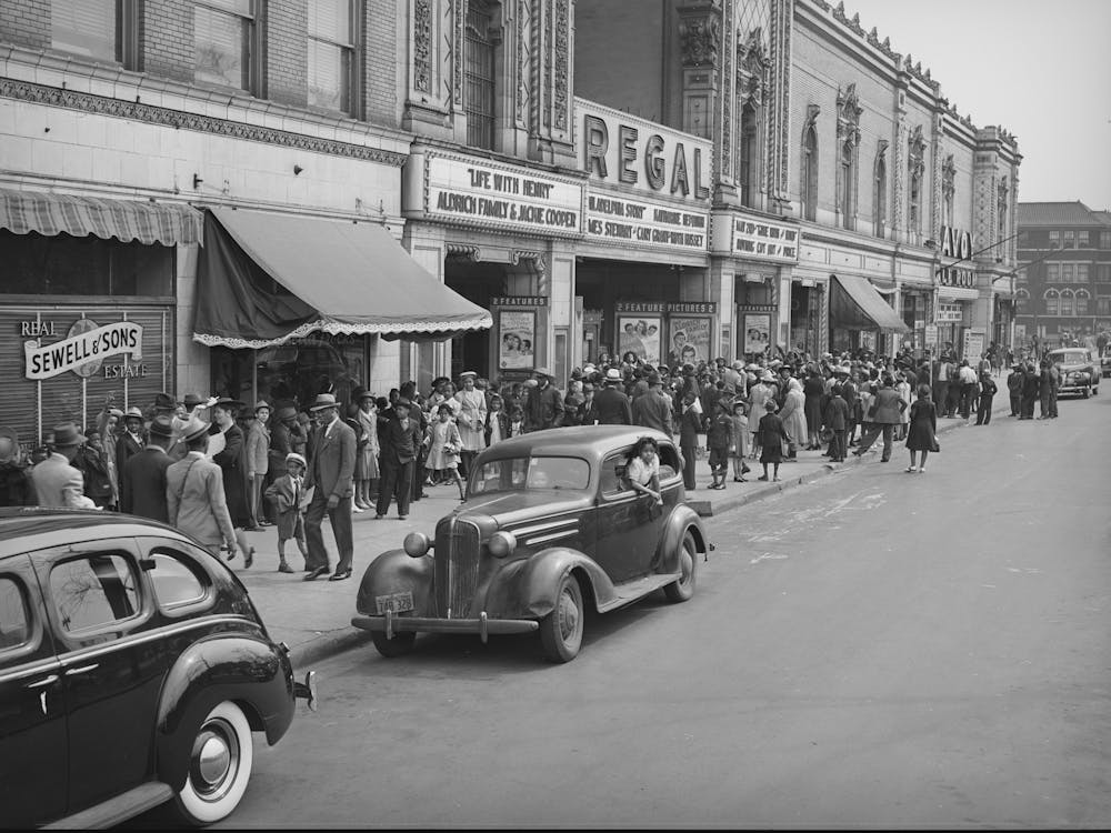 The Movies Are Popular In The African American Section Of Chicago, Illinois Par Russell Lee