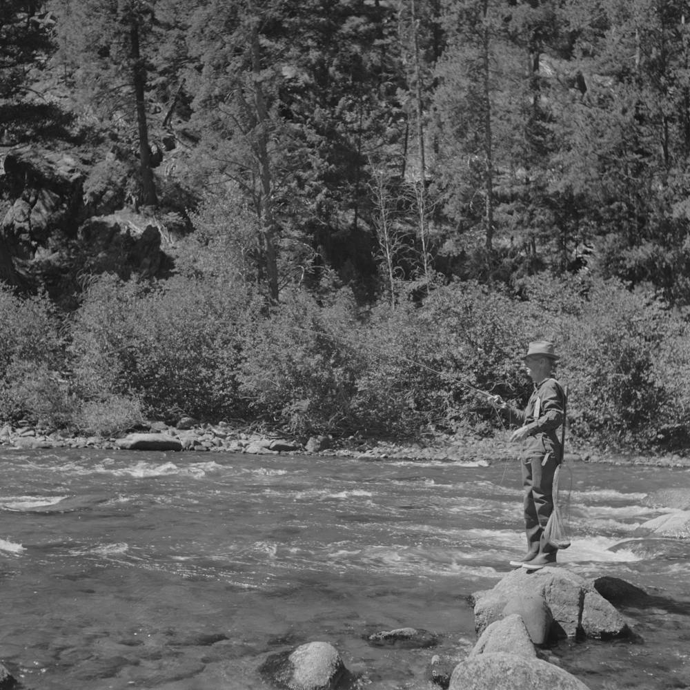 Unbetiteltes Foto, möglicherweise bezogen auf Custer County, Idaho, Angeln im Salmon River von Russell Lee 2