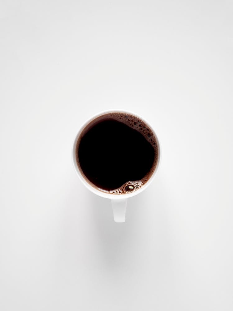 Schwarzer Kaffee liebt weißen Minimalismus