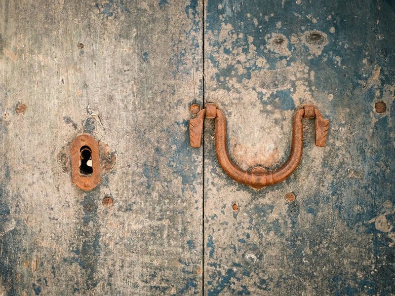 Gros plan d'une vieille porte bleue avec poignée de porte // Photographie de voyage Ibiza