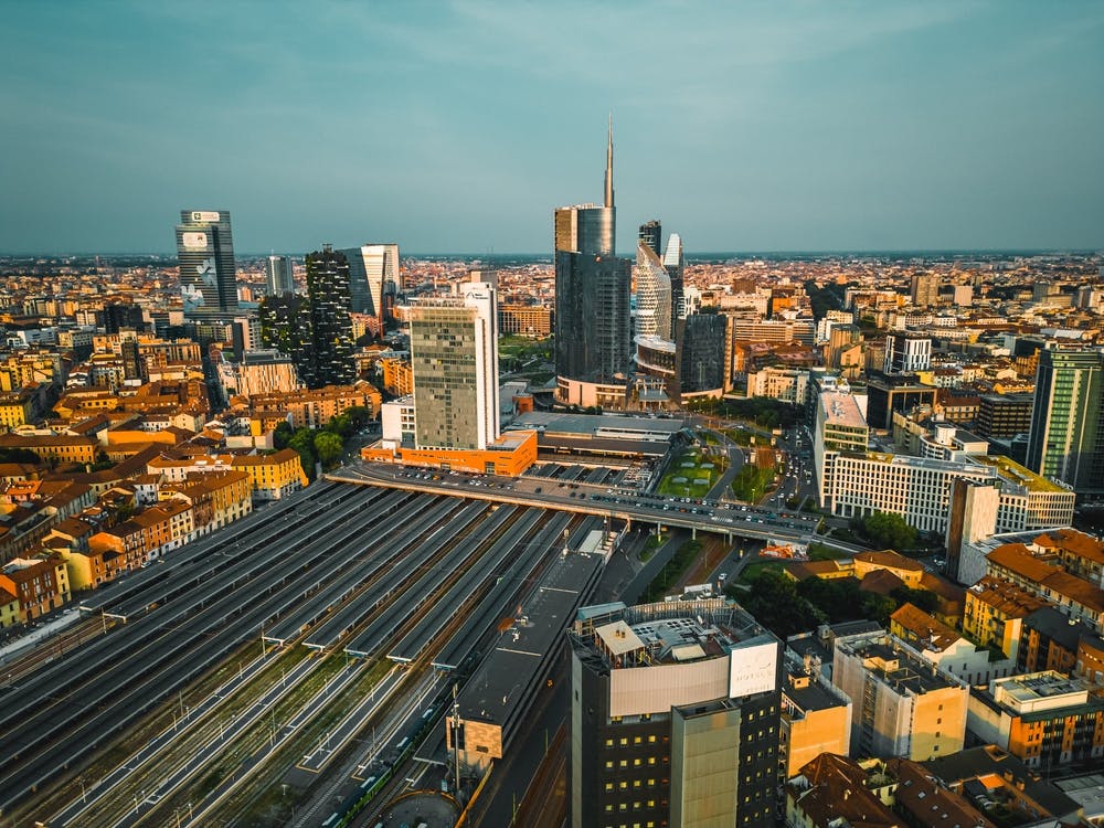 Tramonto Magico su Milano: Vista Aerea