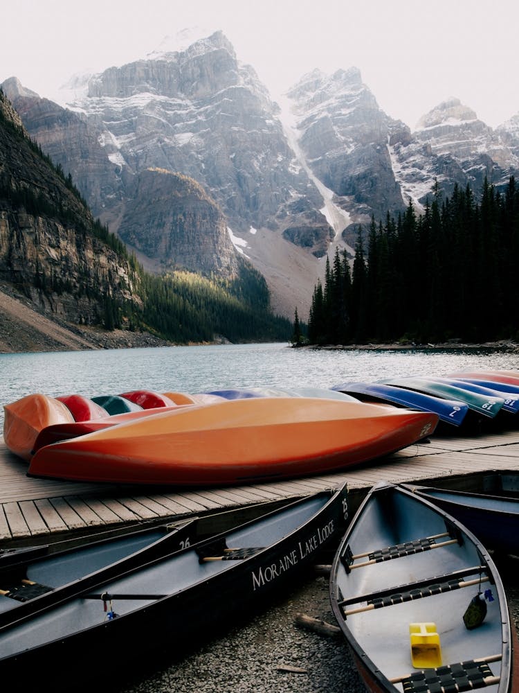 Moraine Lake Kanus
