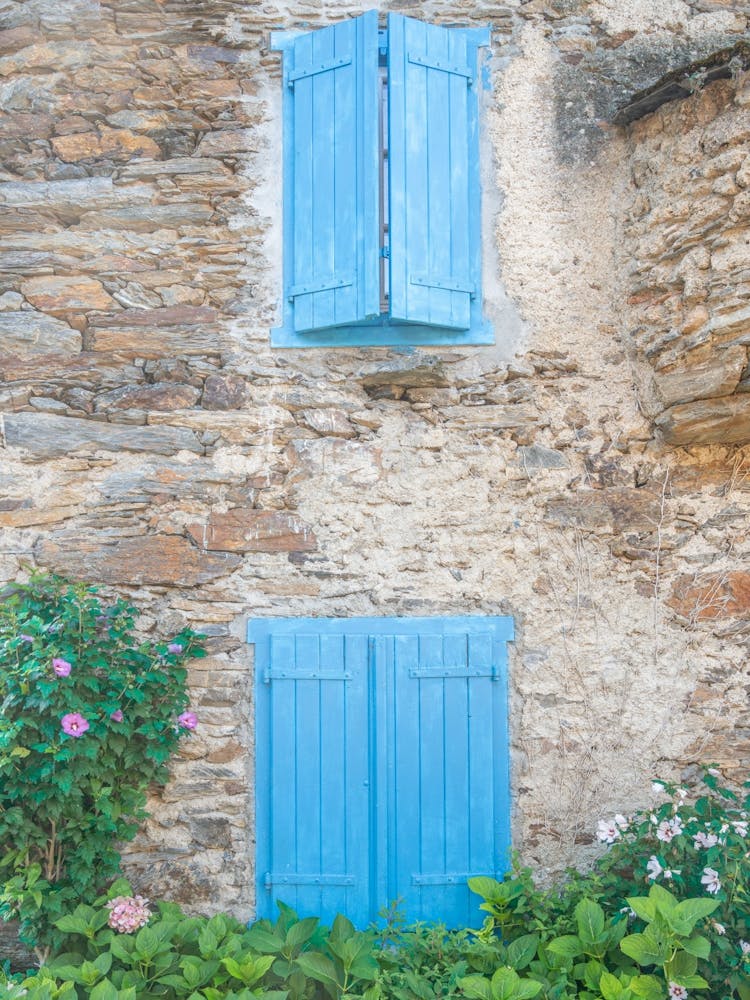 Volets bleus vintage dans un village des Pyrénées françaises - photographie de rue et de voyage par Christa Stroo Photography